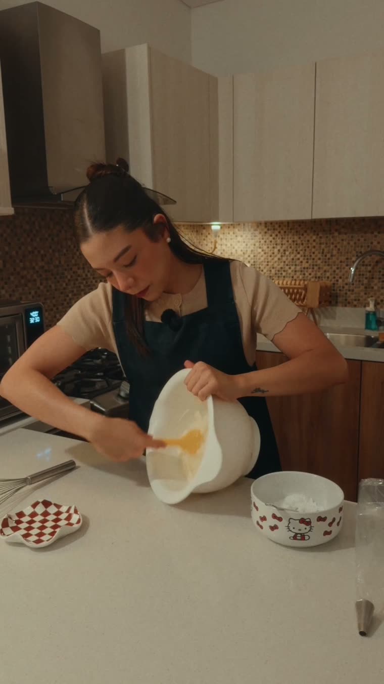 Marianna en la barra de la cocina junto a los tazones de la mezcla.
