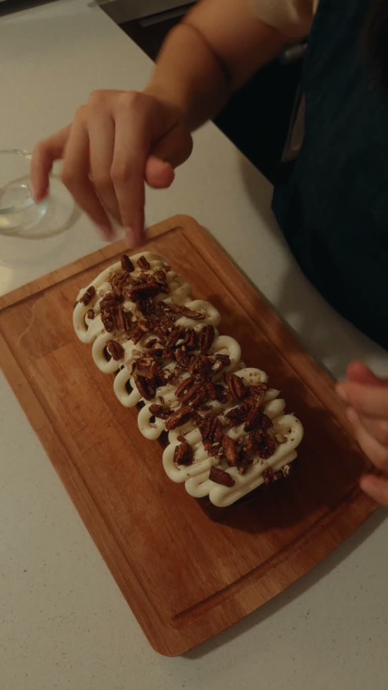 Nuez caramelizada cayendo sobre los rizos de betún.
