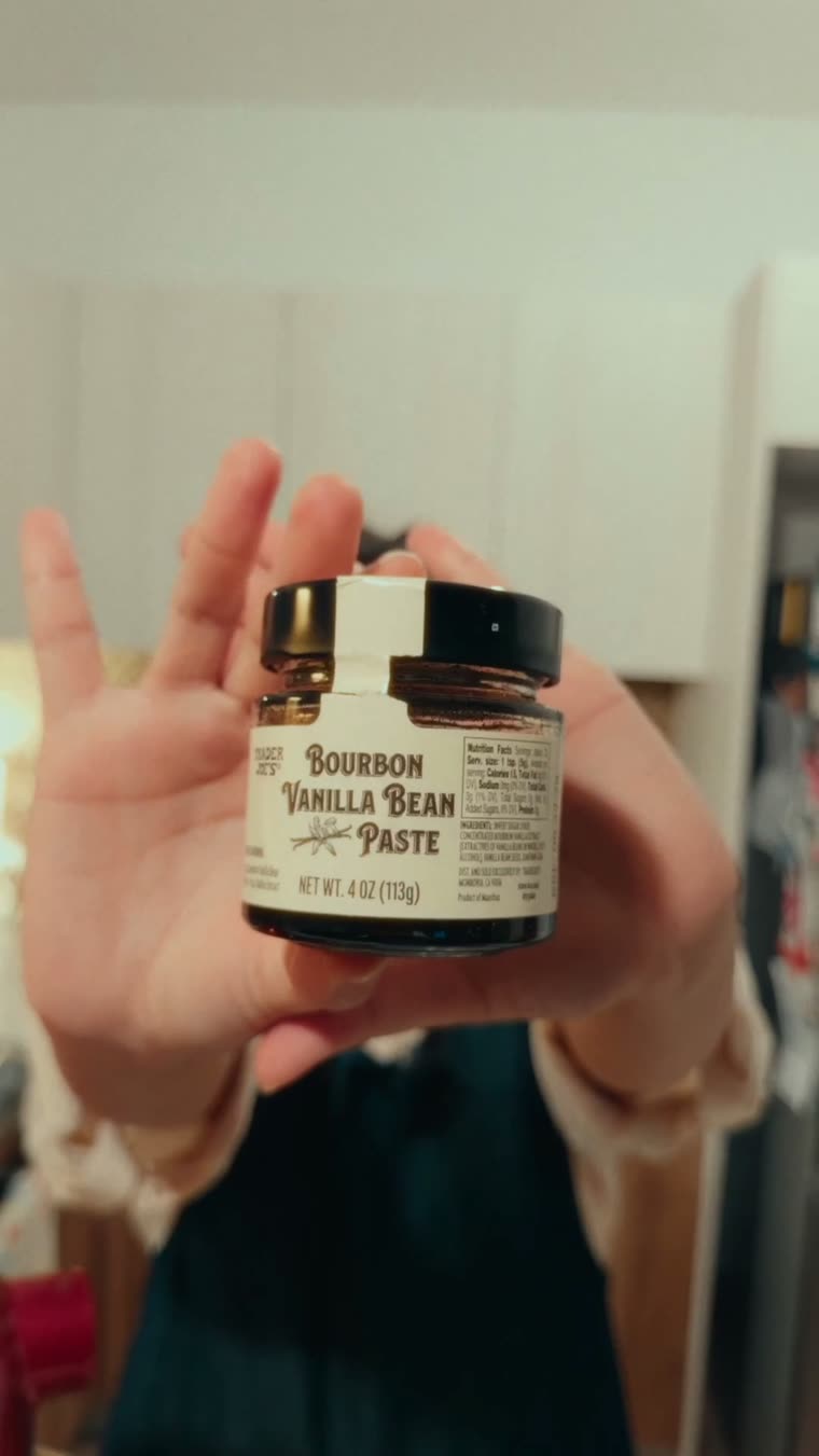 Marianna muestra el frasco de pasta de vainilla bourbon a la cámara.