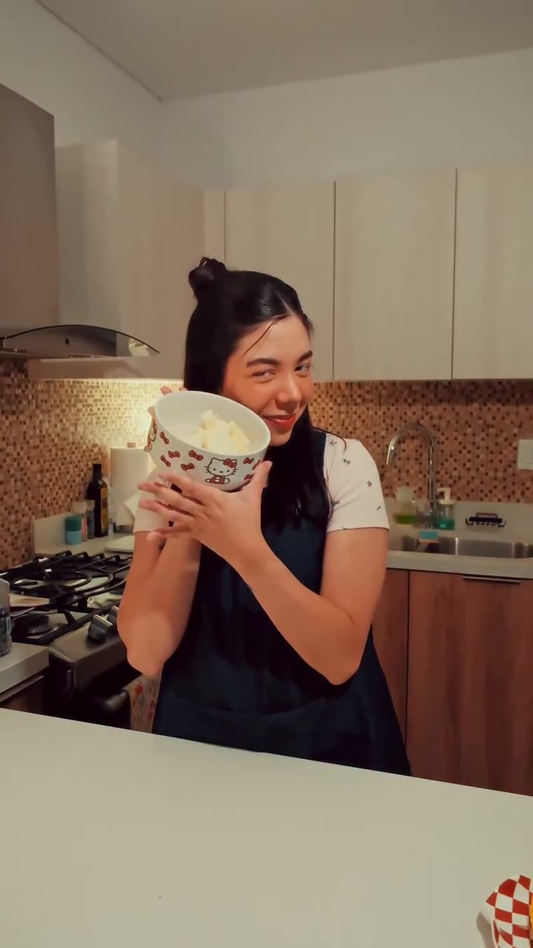 Marianna sostiene el tazón con los ingredientes del crumble.