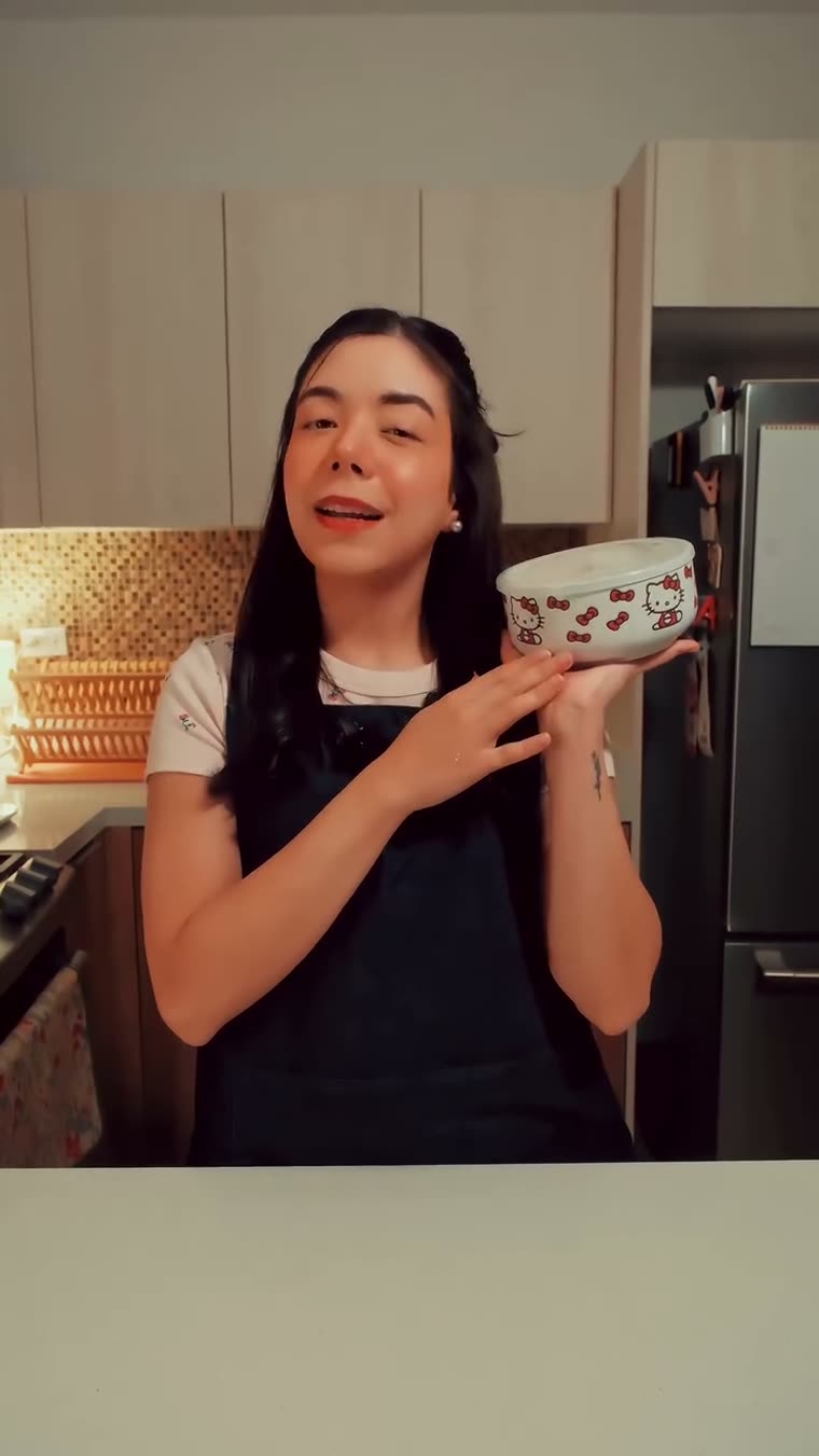 Marianna sostiene el recipiente con el crumble listo.