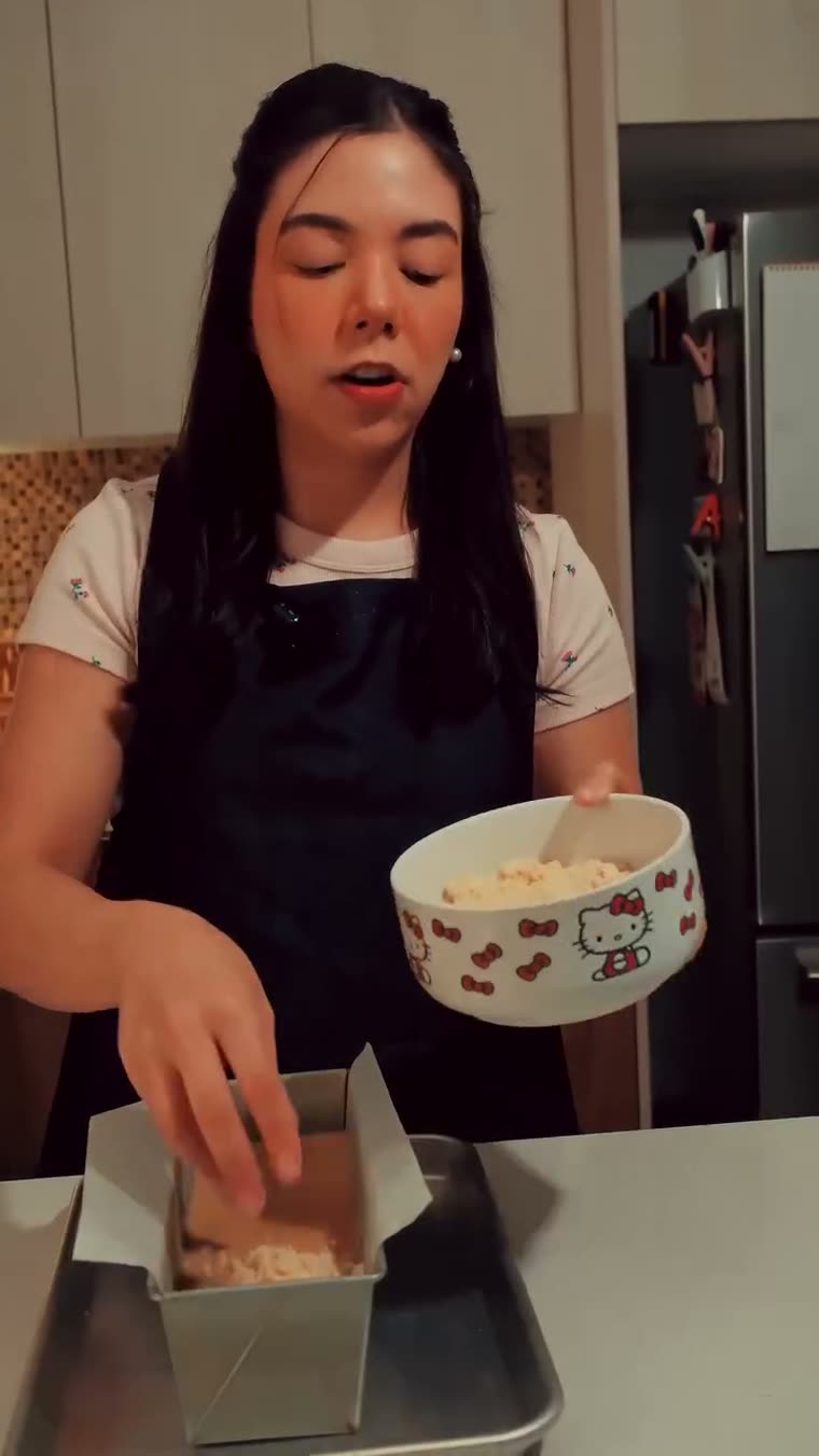 Marianna muestra el crumble hacia la cámara.