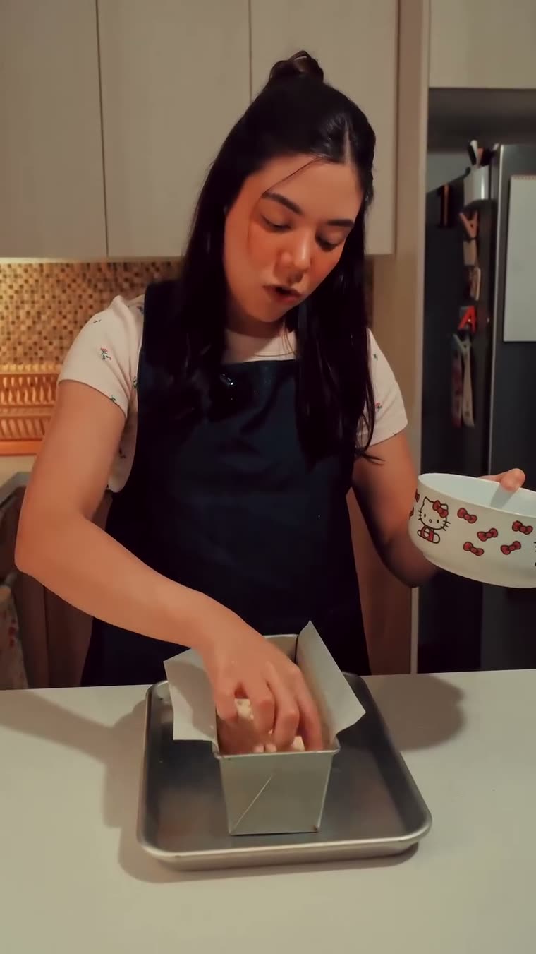 El crumble extendido sobre un panqué dentro del molde.