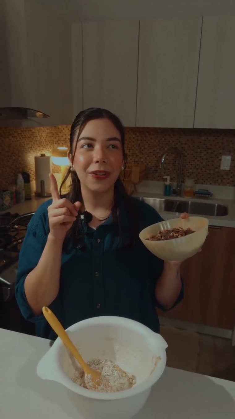 Marianna sostiene el tazón con la nuez pecana tostada.