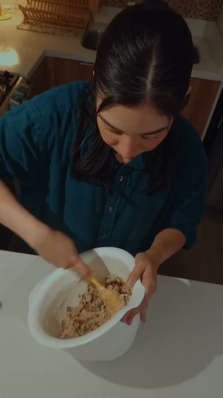 La espátula integra el chocolate y la nuez en la masa.