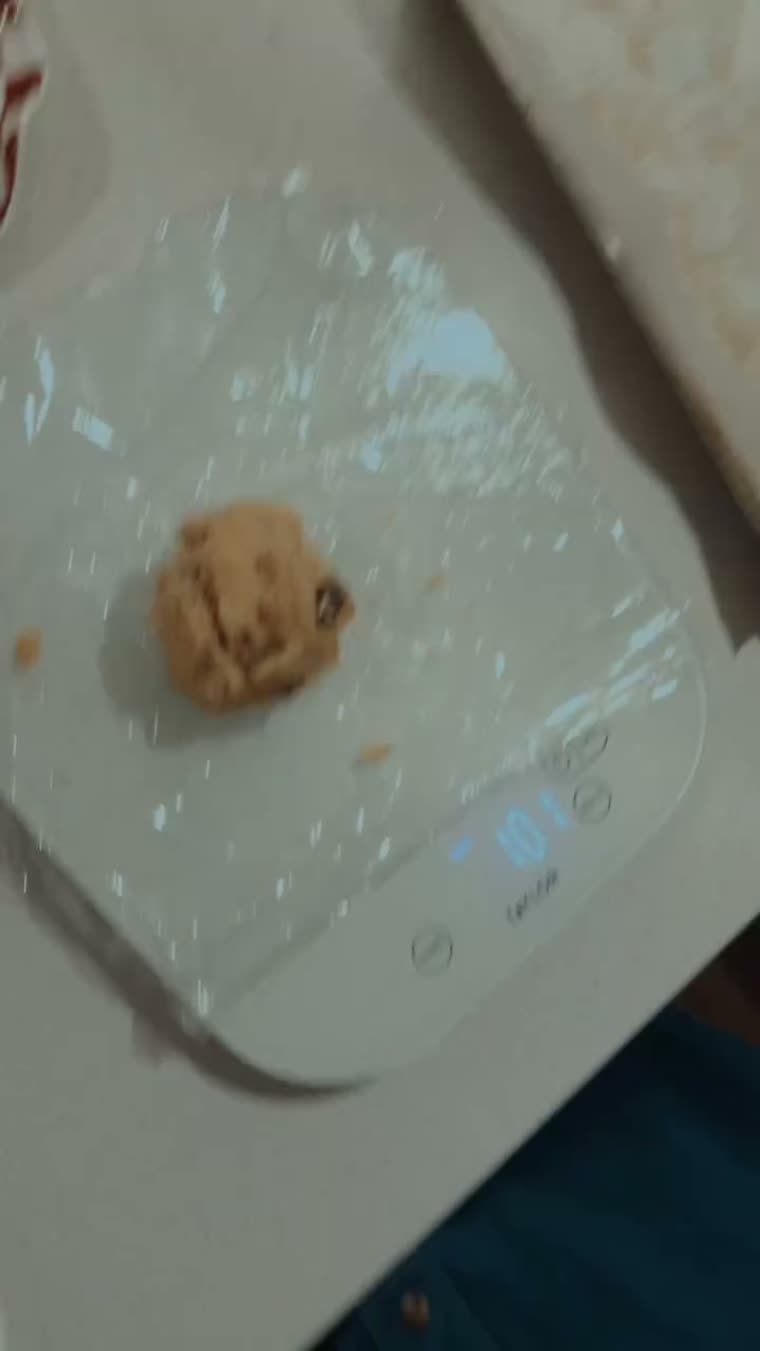 Una bola de masa sobre la báscula, marcando el peso.