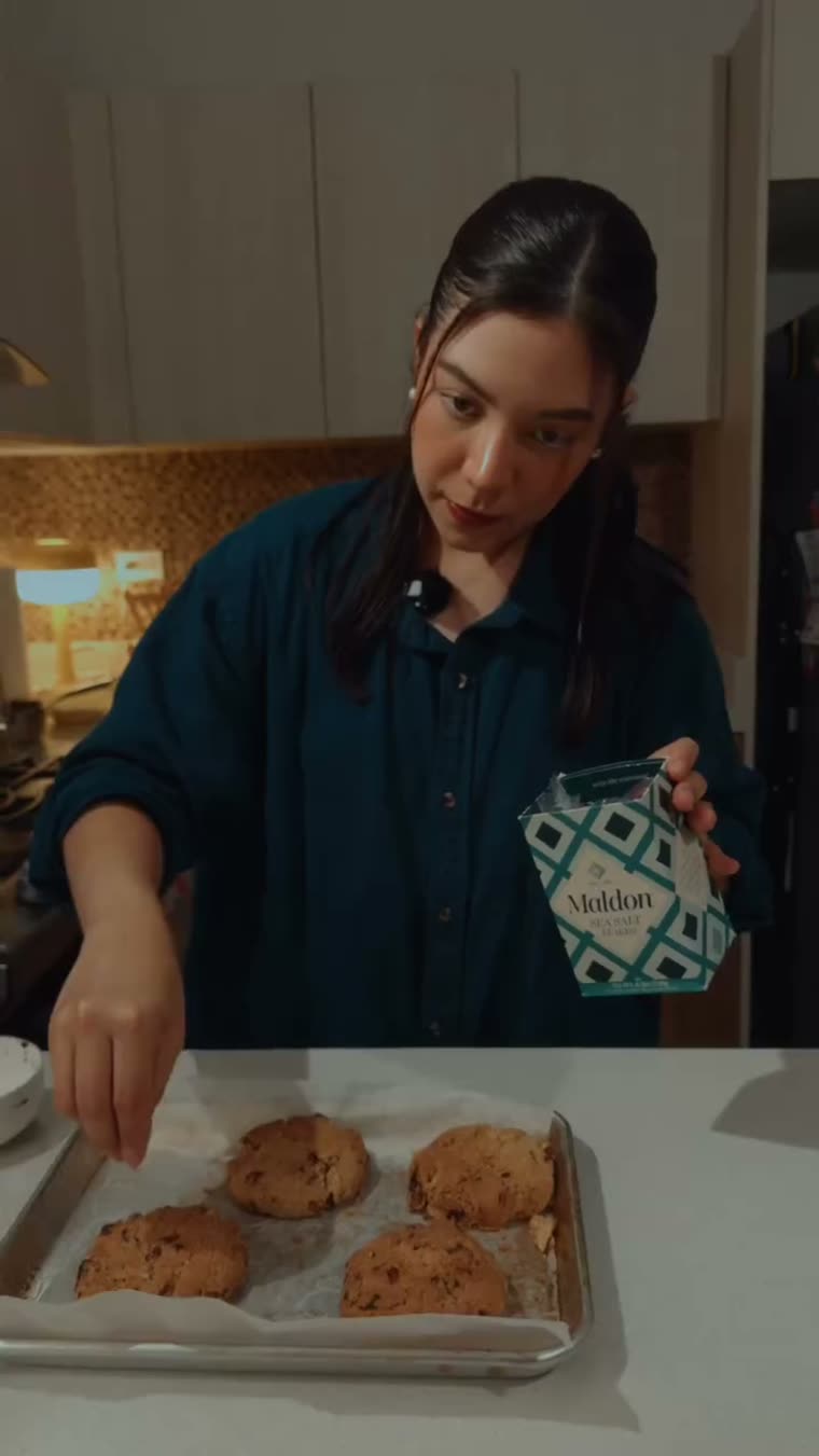 Las galletas horneadas sobre la charola con papel.