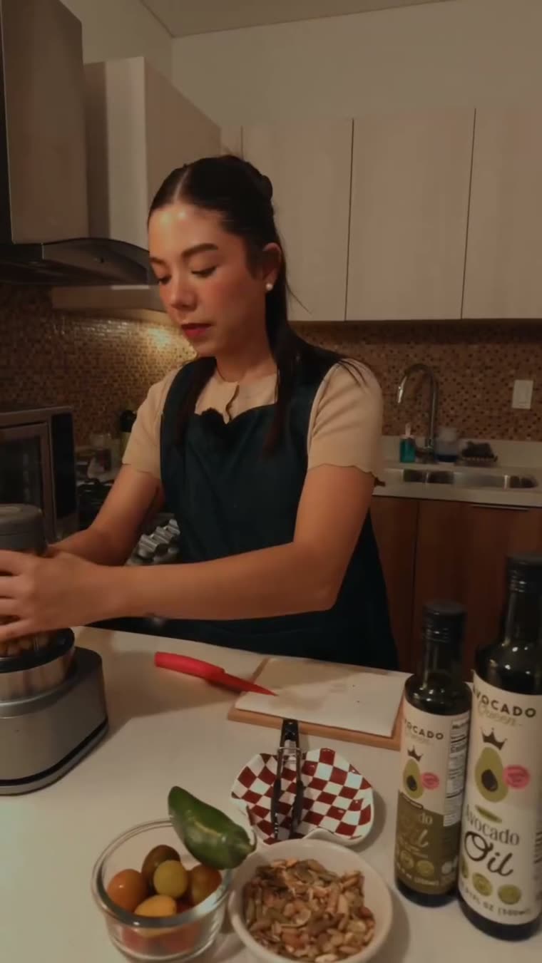 Marianna en la barra con la licuadora y los ingredientes listos.