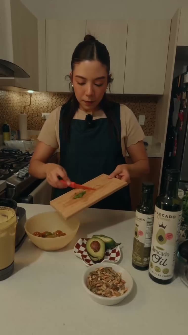 Marianna corta tomates cherry sobre la tabla.