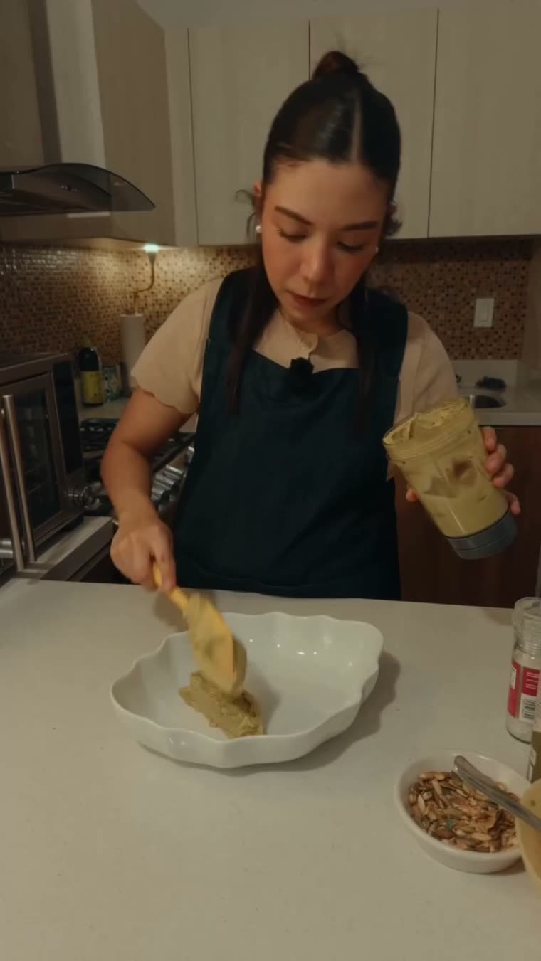 El hummus cayendo del vaso al plato.