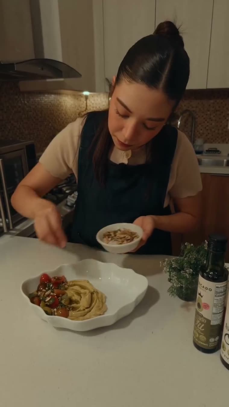 El plato terminado con el hummus, la ensalada de tomate y las galletas.