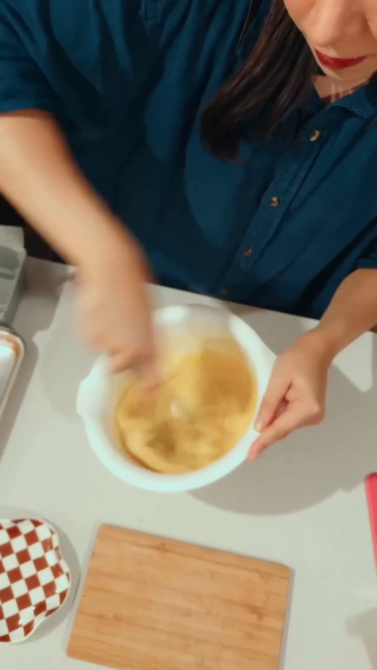 La mezcla ya pálida después de integrar la mantequilla y la crema.