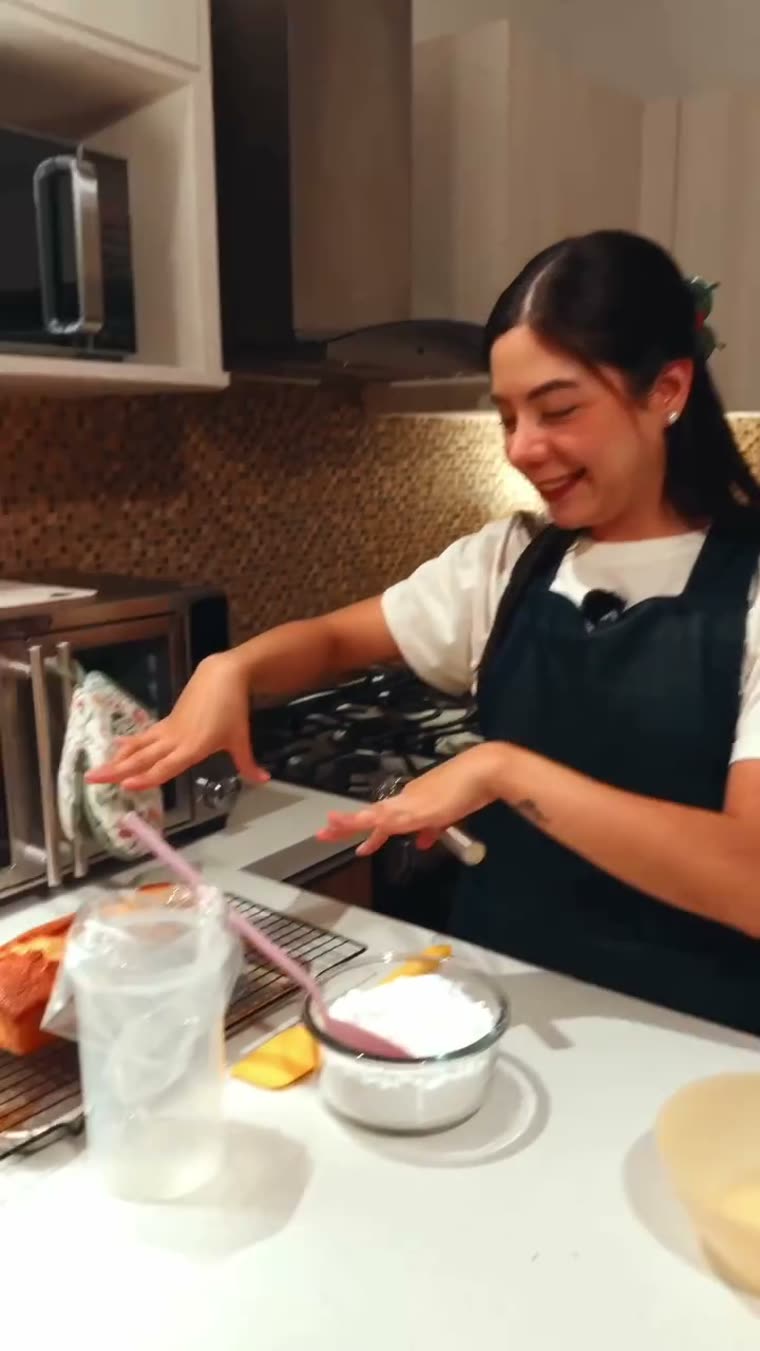 El panqué horneado sobre la rejilla, junto a los ingredientes del glaseado.