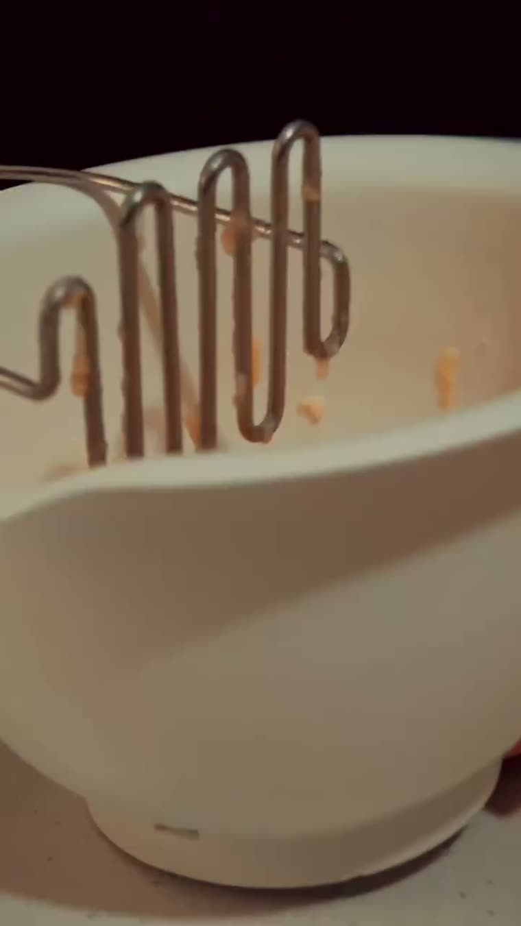 El tazón con la mezcla de plátano y huevo.