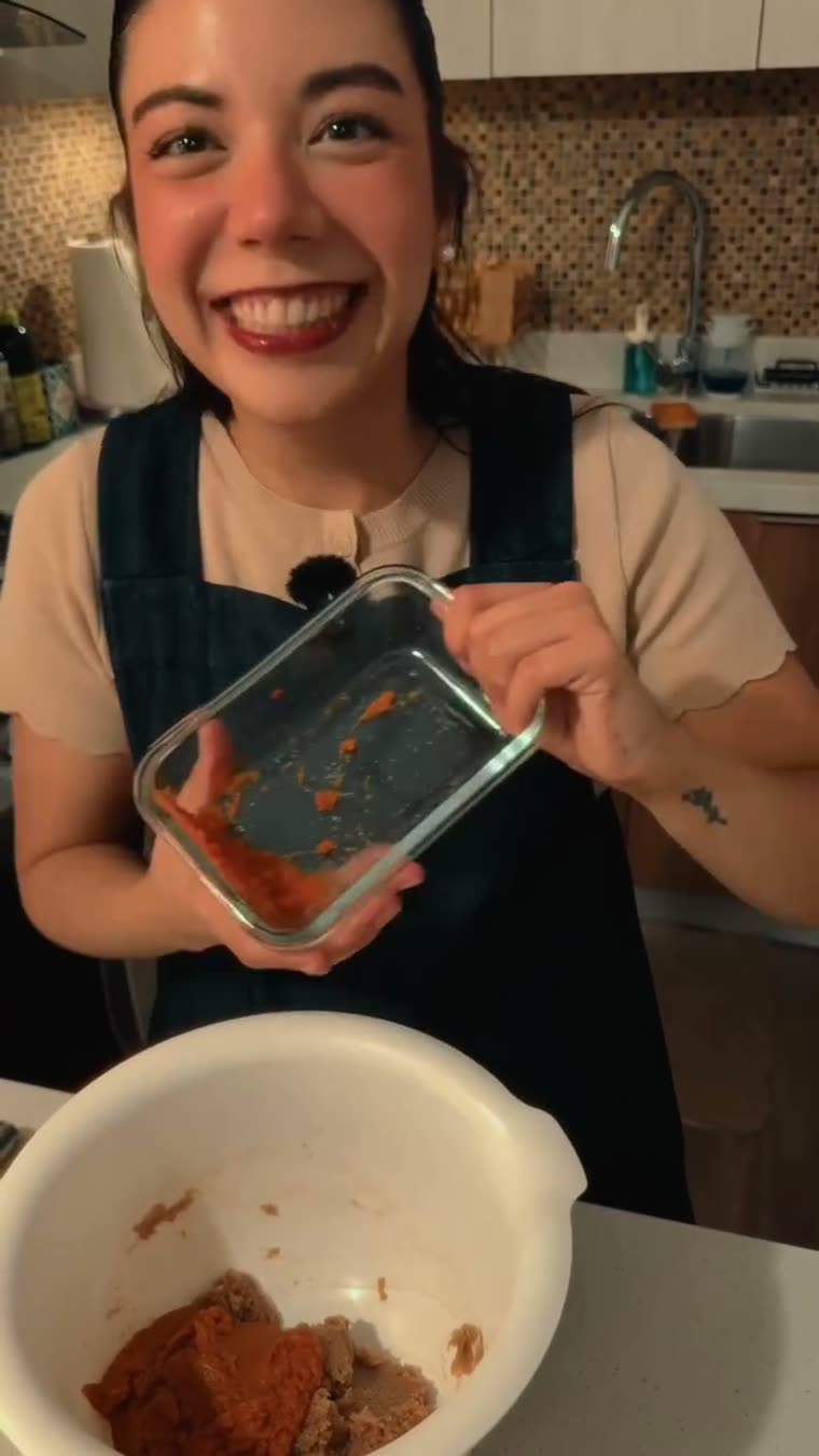 Marianna muestra el refractario con el puré de calabaza.