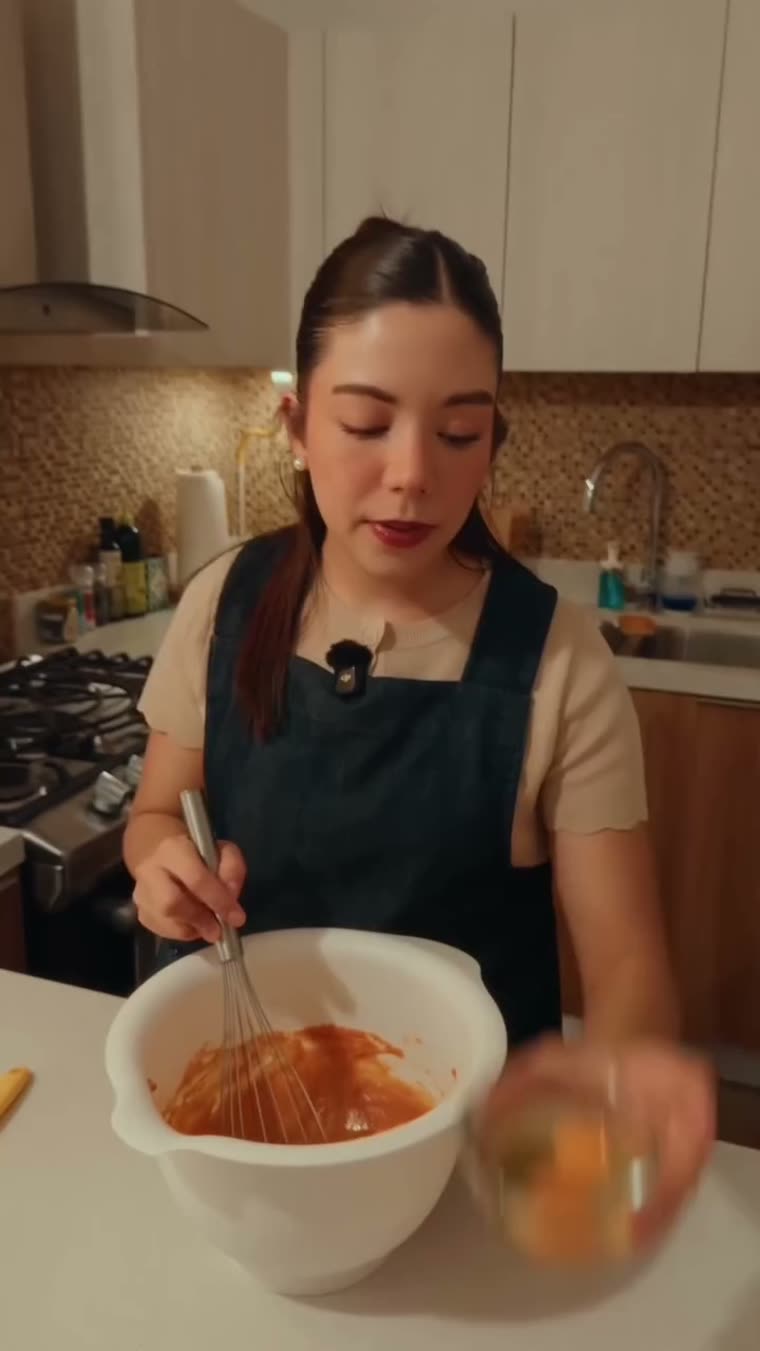 Un huevo cayendo en el tazón con la mezcla de calabaza.