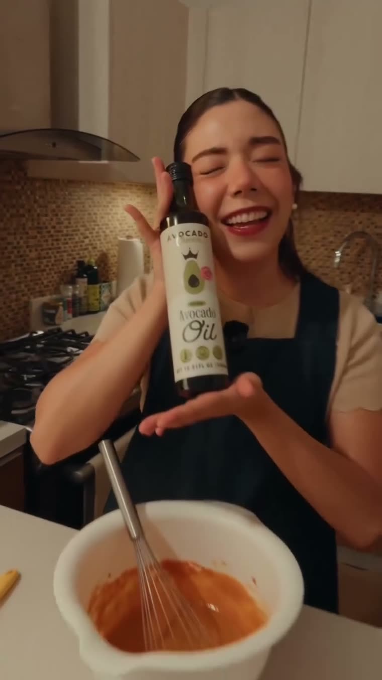 Marianna muestra la botella de aceite de aguacate.