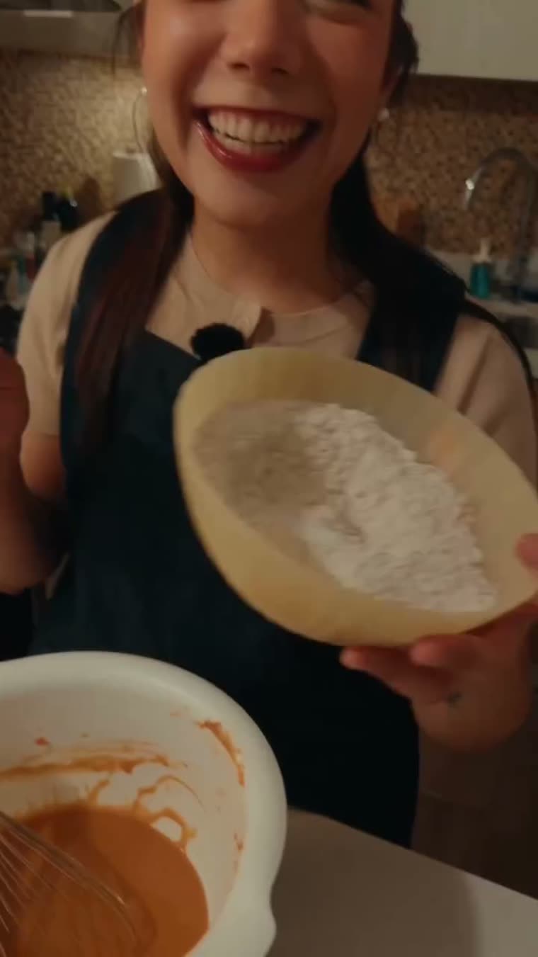 Marianna sostiene el tazón con los ingredientes secos.